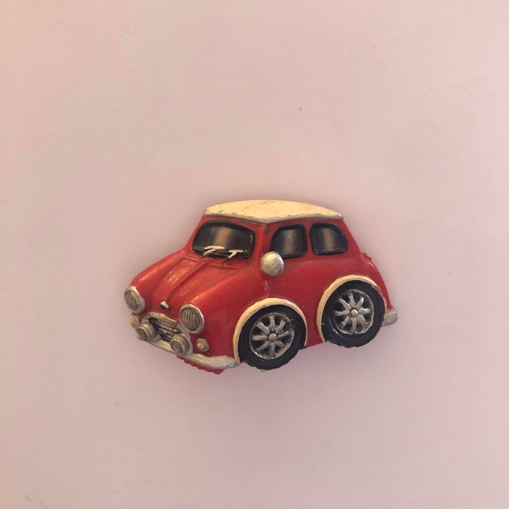 MAGNES NA LODÓWKĘ SAMOCHÓD CZERWONY 4926