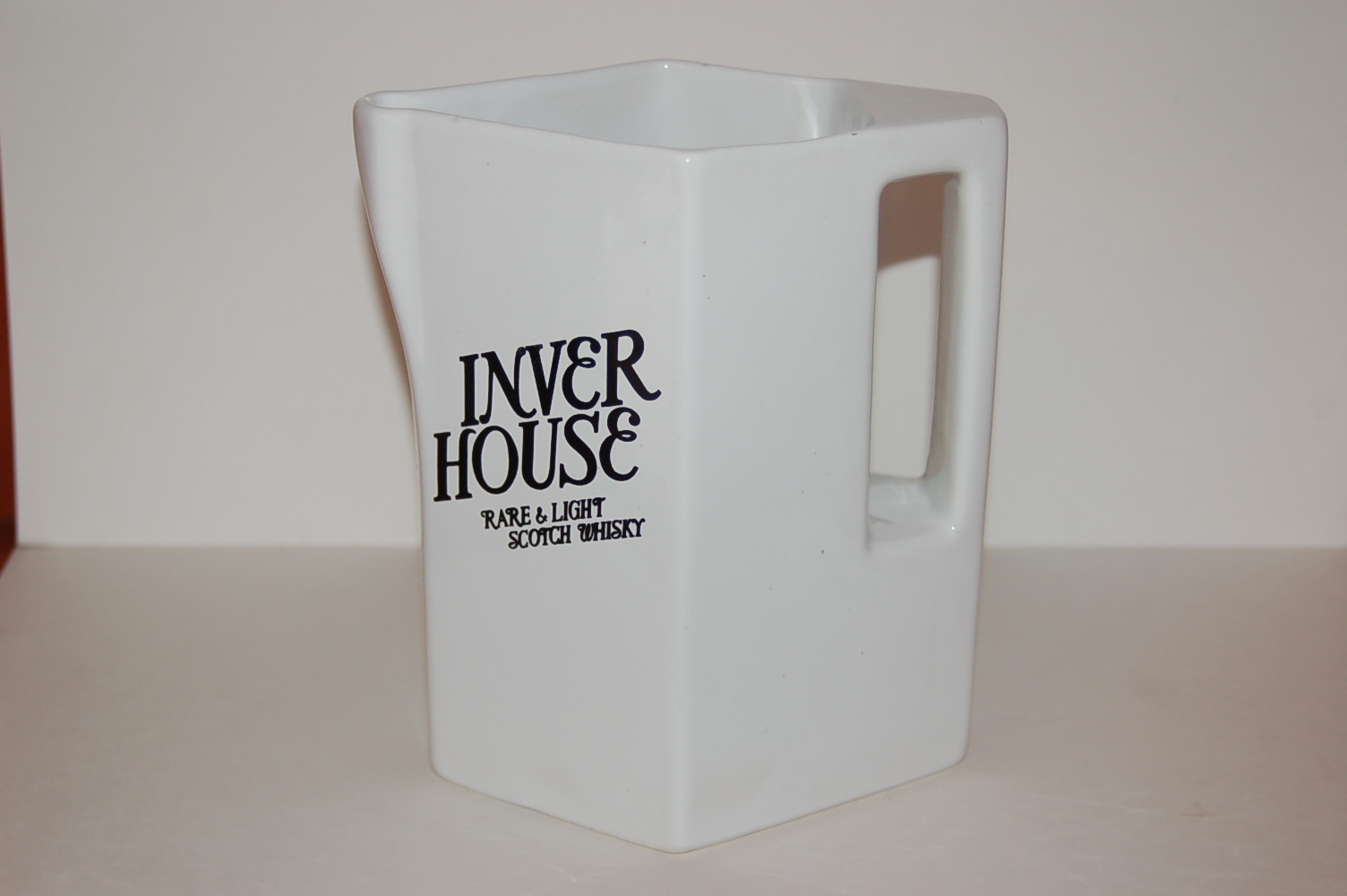 whisky dzbanek na wodę typu D24 o pojemności około 500 mililitrów