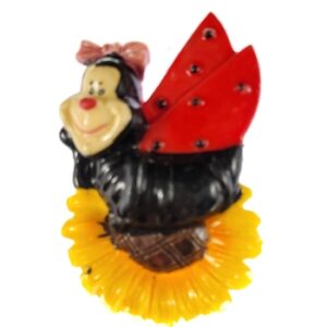 MAGNES NA LODÓWKĘ BIEDRONKA Z ROZŁOŻONYMI SKRZYDŁAMI NA KWIATKU M01292