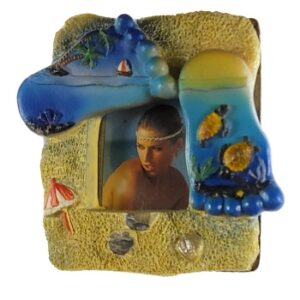 MAGNES NA LODÓWKĘ DZIEWCZYNA W KAMIENNYM OKNIE PLAŻA W OKNO PORTRET M02279