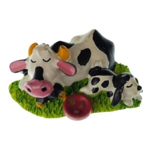 MAGNES NA LODÓWKĘ krowa z pieskiem śpią na trawie M04484