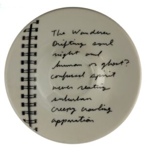 Talerzyk Espresso spodek stylizowany biało-czarnym wzorem przypominającym stronę notatnika TAL00040