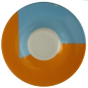 jest to spodek z kolekcja illy do kawy w kolorach niebiesko-pomarańczowym