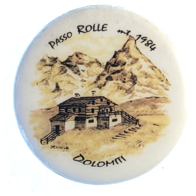 Magnes okrągły przedstawia górski krajobraz Passo Rolle Dolomity M14816