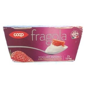 Magnes pełnotłusty jogurt truskawkowy marki Coop z kawałkami owoców M14877
