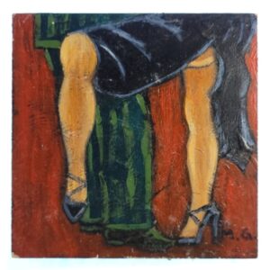 Magnes nogi siedzącej kobiety czarna sukienka i niebieskie buty M14892