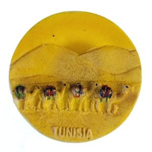 Magnes karawanę wielbłądów na tle tunezyjskiej pustyni M14917