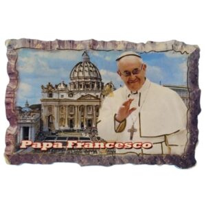 Magnes papież Franciszek na tle Bazyliki św. Piotra w Watykanie M14998